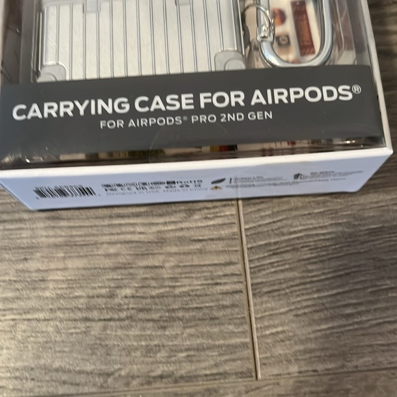 Lax gen 2 earbuds carrying case with keyring. New in package - Picture 3 of 6